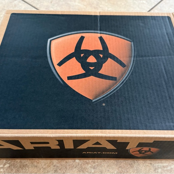 Ariat Women's Distressed Boots - Light green / brown - Picture 8 of 9